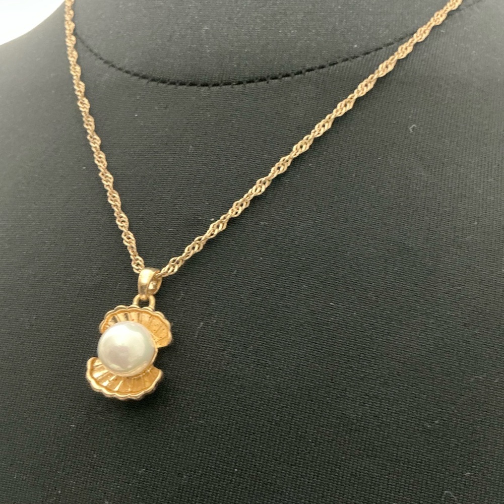 Classic Gold and Pearl Necklace